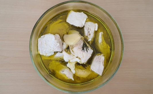 低温調理でしっとり食感! 鶏むね肉のコンフィ